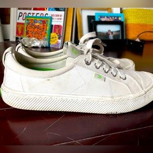 White cariuma sneakers